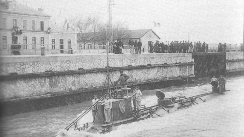 le sous-marin gnôme dans le sas de la pallice en sortie.