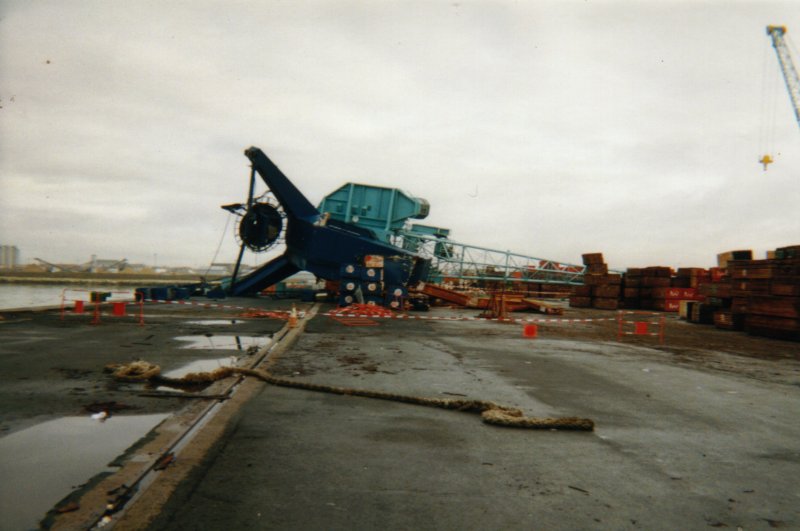 La grue N3 au quai de chef de baie.