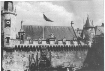 La croix gammée sur l'hôtel de ville.