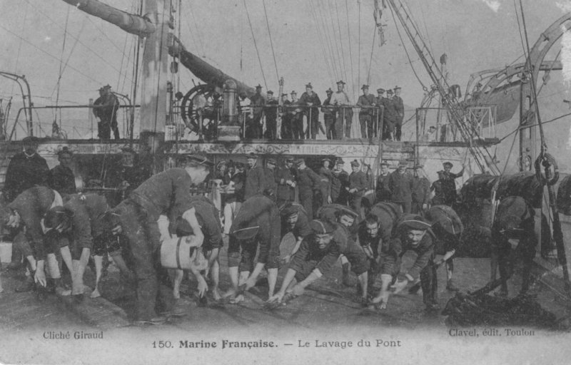 les marins lavent le pont du navire.