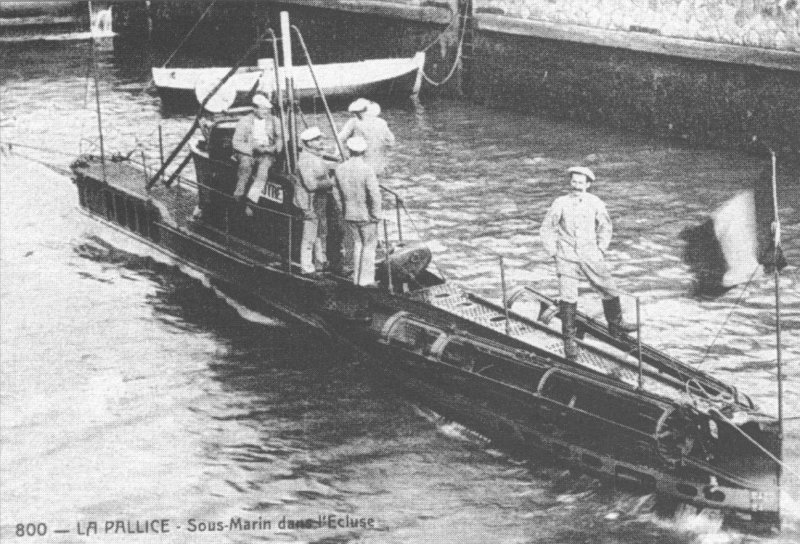 le sous-marin la loutre dans le sas de la pallice.