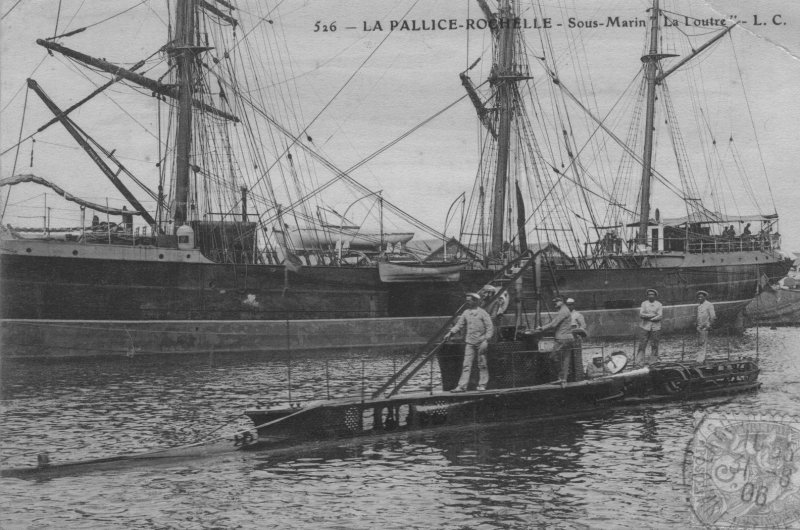 le sous-marin la loutre dans le bassin de la pallice.