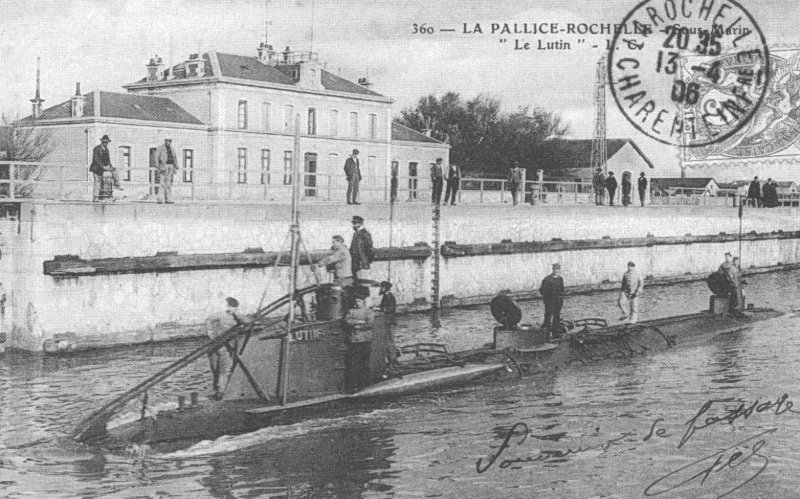 le sous-marin le lutin sortant du bassin de la pallice.