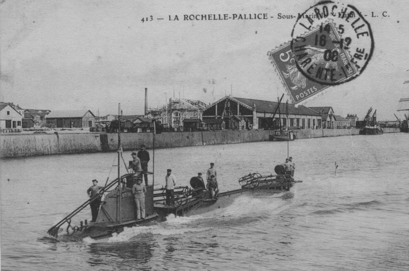 Le sous-marin le Lutin dans le bassin de La Pallice.