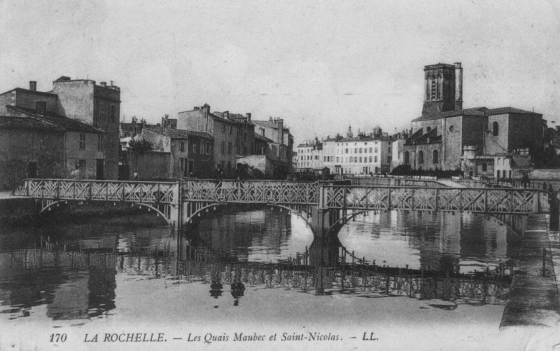 le quai maubec et l'église st nicolas à la rochelle.