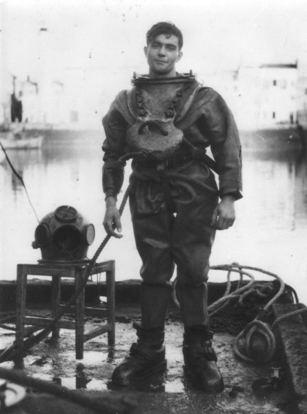 Maurice Tesseron (fils) se préparant à plonger sur les portes d'écluses du port de La Rochelle.