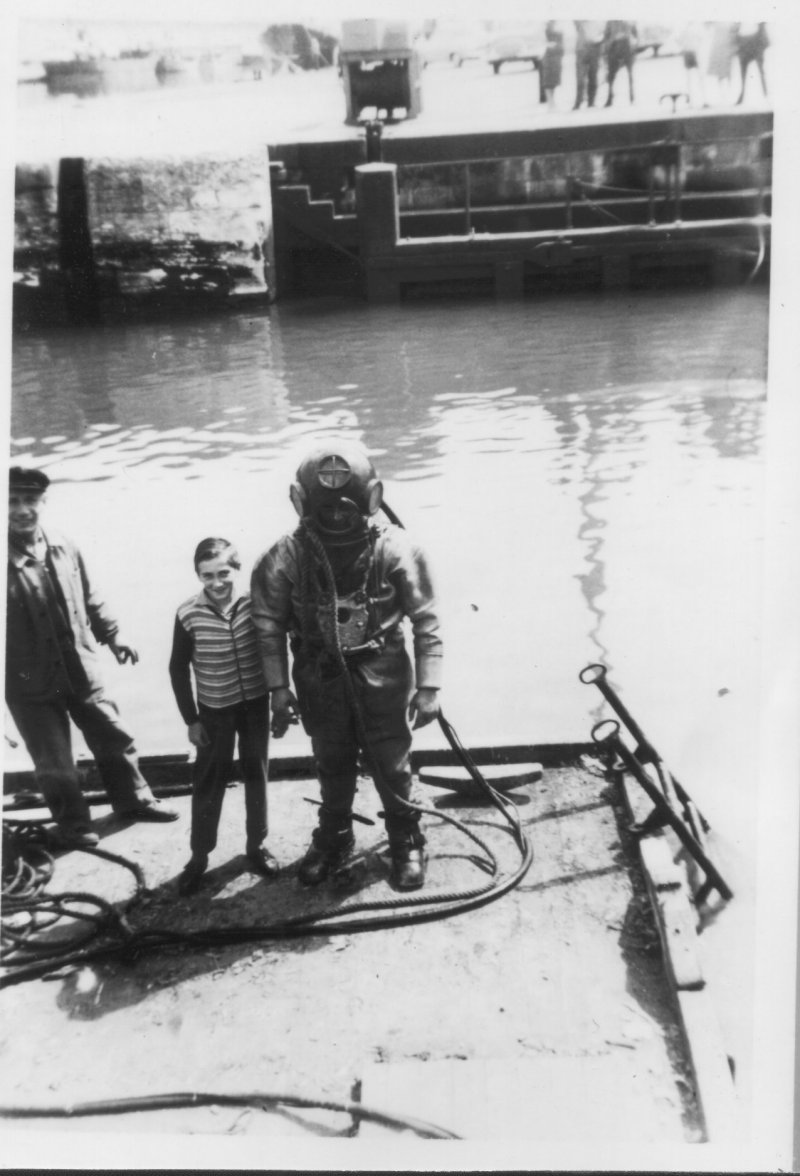 Maurice Tesseron (fils)
se préparant à plonger
sur les portes d'écluses 
du port de La Rochelle,
avec son fils et M. Mathurin.