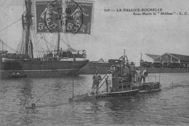 le sous-marin la méduse dans le bassin de la pallice.