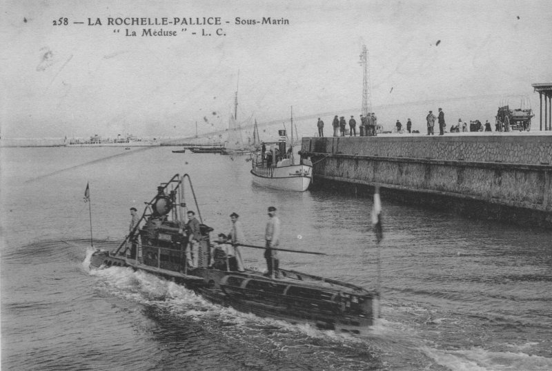 le sous-marin la méduse sort du sas de la pallice.