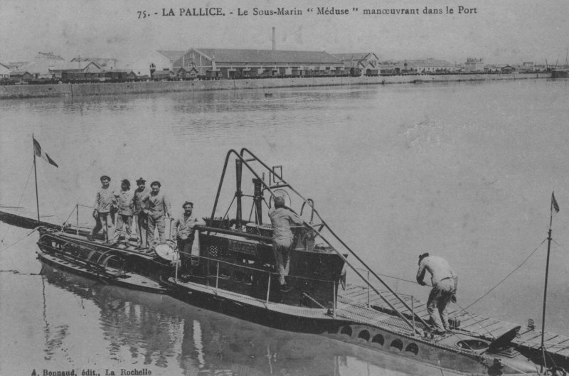 Le sous-marin la méduse a son poste dans le bassin de la pallice.