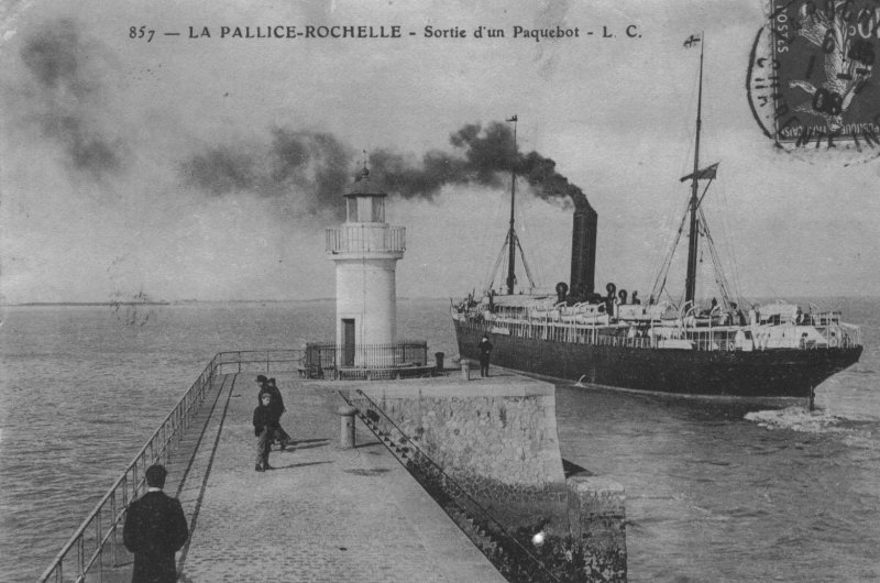 le paquebot orcoma sort de l'avant-port de la pallice.