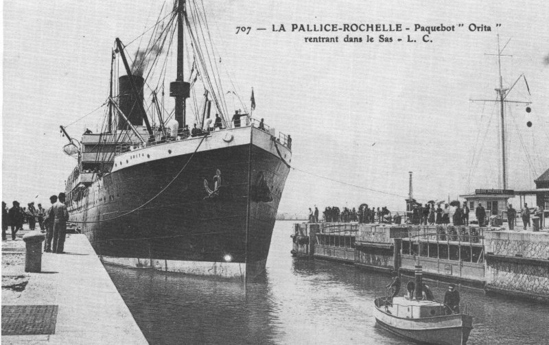 le paquebot orita entre dans le sas du bassin de la pallice.