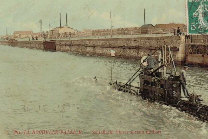 le sous-marin l'otarie sort du sas de la, pallice.