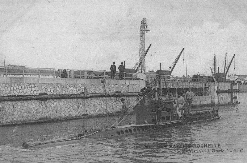 le sous-marin l'otarie sort du bassin de la pallice.