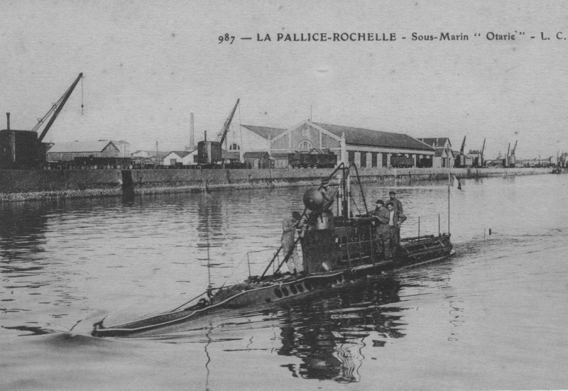 le sous-marin l'otarie sort du bassin de la pallice.