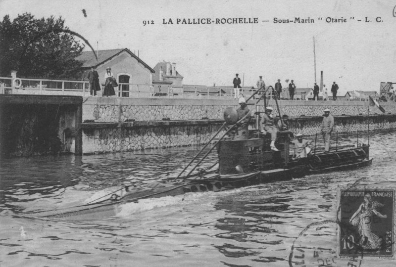 le sous-marin l'otarie sort du sas de la pallice.