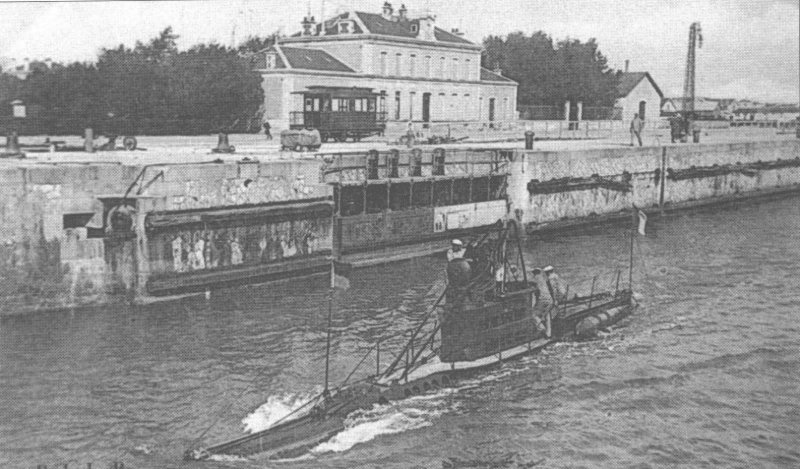 Le sous-marin l'Oursin dans le sas de La Pallice.