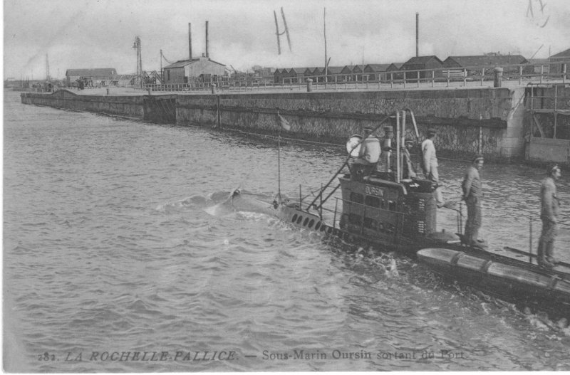 le sous-marin l'oursin entre dans le bassin de la pallice.