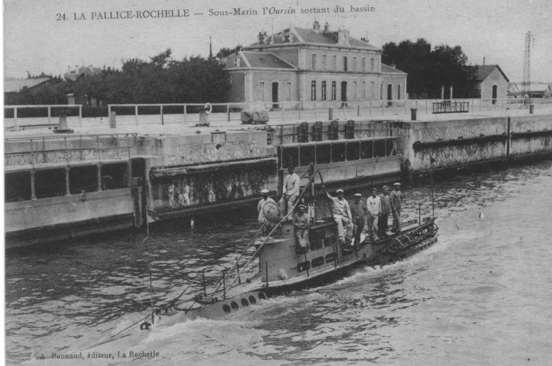 le sous-marin l'oursin dans le sas de la pallice.