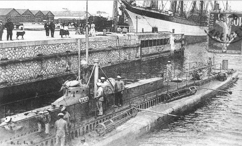 le sous-marin le papin sort du bassin de la pallice.