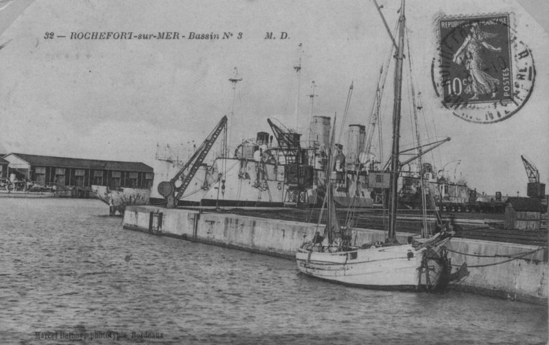 le croiseur protet à rochefort sur mer.