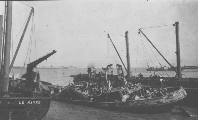 l'aspect du baliseur charles babin dans l'avant-port de la pallice.