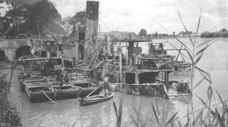 Renflouement sur la Charente, pompage du navire.