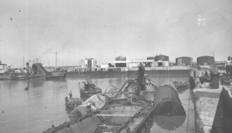 le baliseur charles babin coulé dans l'avant-port
La drague à godets avec son porteur à tribord.