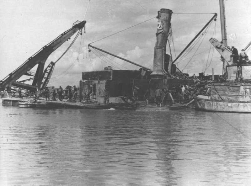 navire relevé sur la cha	rente près de la grue flottante.