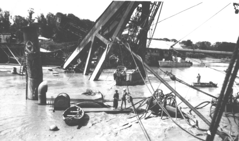 renflouement de la grue flottante
 sabordée devant la corderie royale.