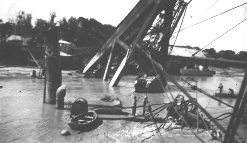 renflouement de la grue flottante sabordée devant la corderie royale.