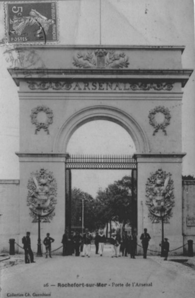 la porte de l'arsenal de rochefort sur mer.