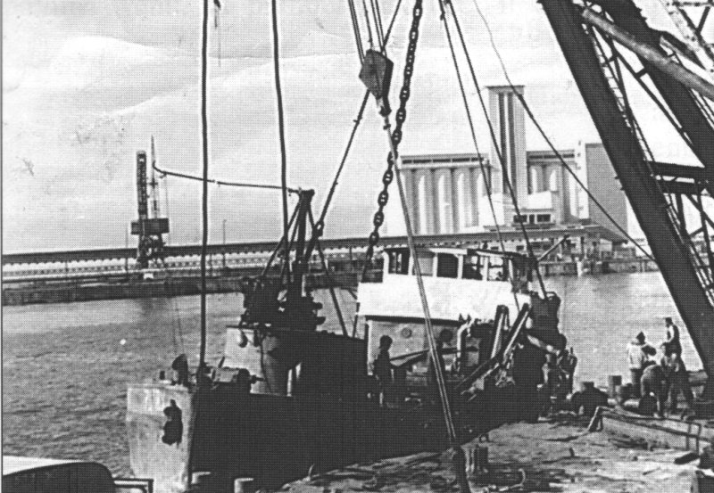 Le sablier renfloué en 1968 a l'aide d'un ponton-grue.