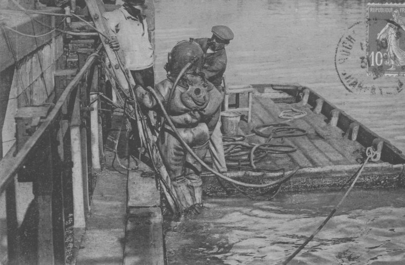 un scaphandrier plonge à rochefort sur mer.