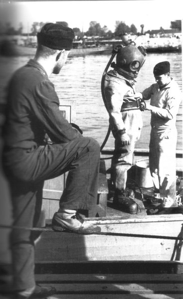 equipement d'un scaphandrier allemand pour intervenir sur une hélice de U-Boot à La Pallice.