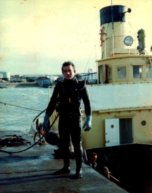 Années 70, plongée en tenue dété sur le Saint Marc, un porteur de la drague à godets.