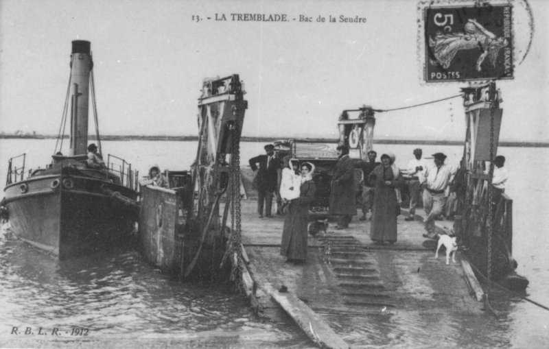le bac de la tremblade traverse la seudre.