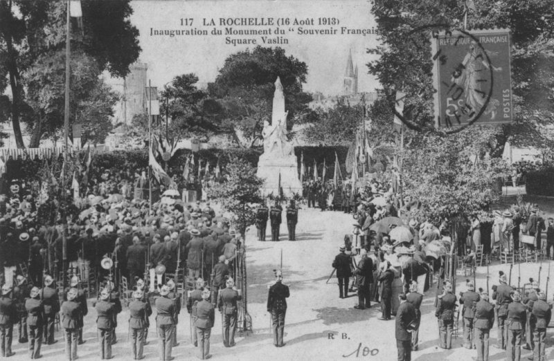 Inauguration du monument du souvenir.