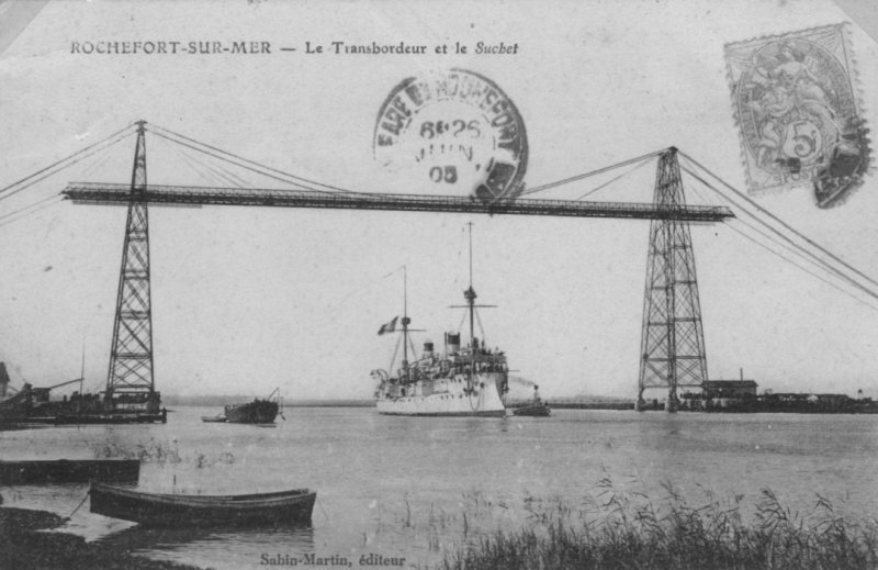 le croiseur suchet passe sous le pont transbordeur du martrou sur la charente.