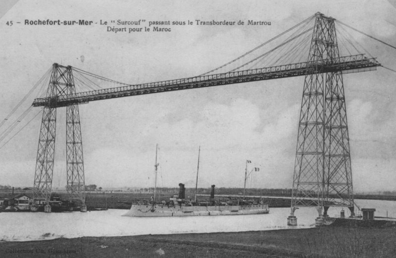 le croiseur surcouf passant sous
 le pont transbordeur du martrou.