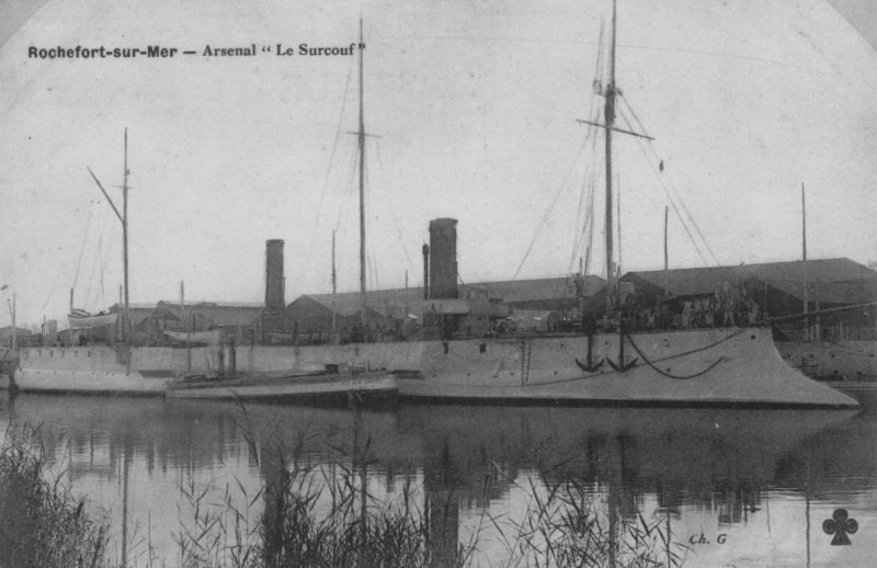 le croiseur surcouf à l'arsenal de rochefort sur mer.