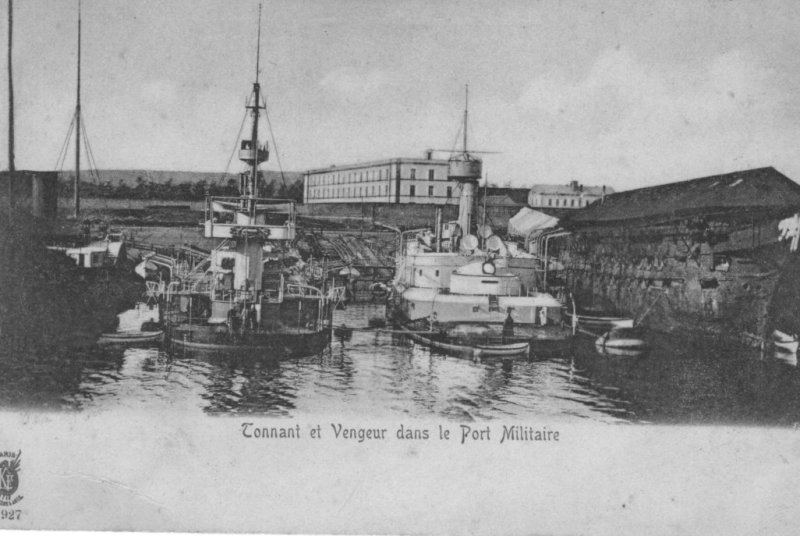  le tonnant et le vengeur dans le port militaire de rochefort sur mer.