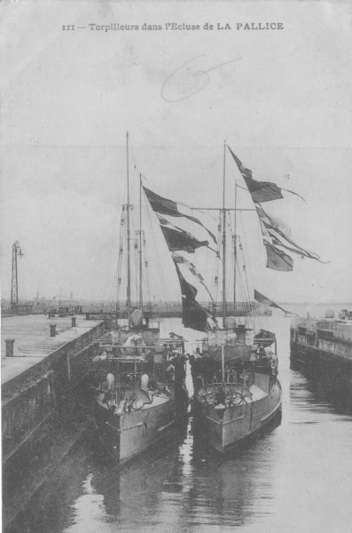 Deux torpilleurs en entrée dans le sas de La Pallice.