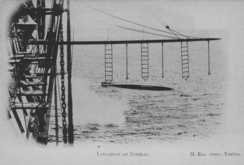 lancement d'une torpille en mer d'un cuirasse