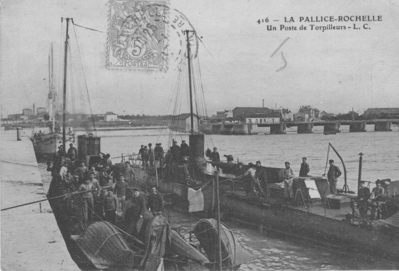 le poste à torpilleurs dans l'avant-port de la pallice.