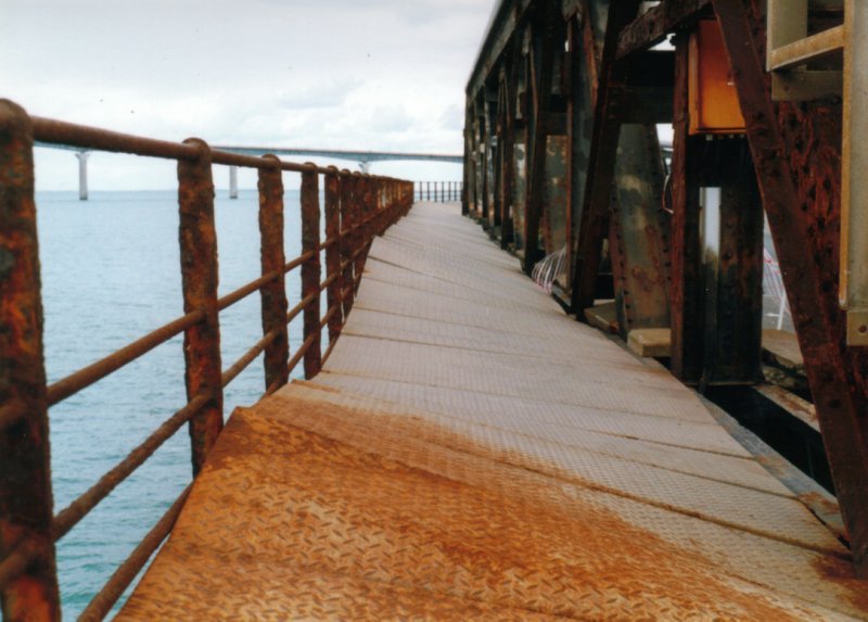 les trottoirs du viaduc du mole d'escale après la tempête de 1999.