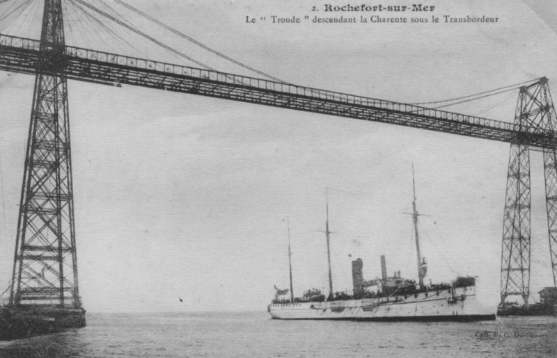 le croiseur troude passant sous
 le pont transbordeur du martrou.