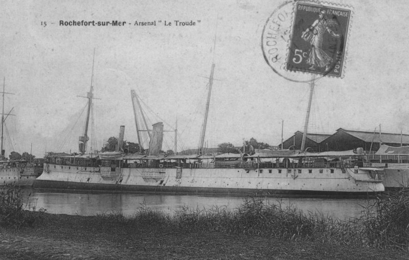 le croiseur troude a l'arsenal de rochefort sur mer.