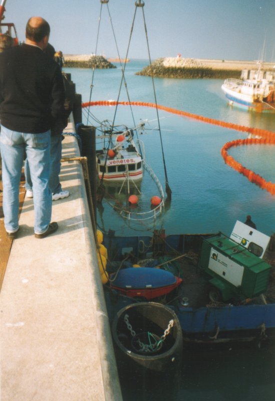 renflouement du Venetes
 à l'épi 6 du port de Pêche par l'entreprise Le Scaphandre.