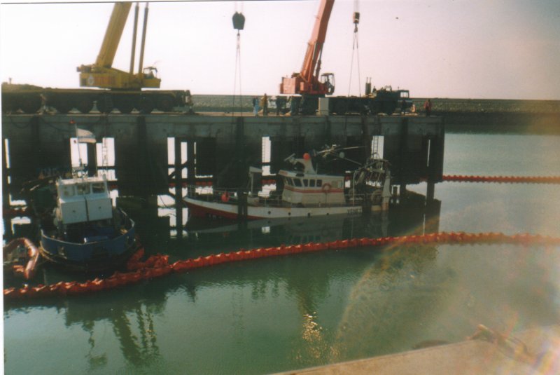 renflouement du venetes
 à l'épi 6 du
 port de pêche par
 l'entreprise le scaphandre.